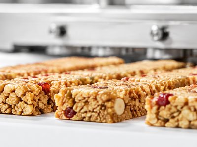 Üretim hattındaki protein bar ürünleri